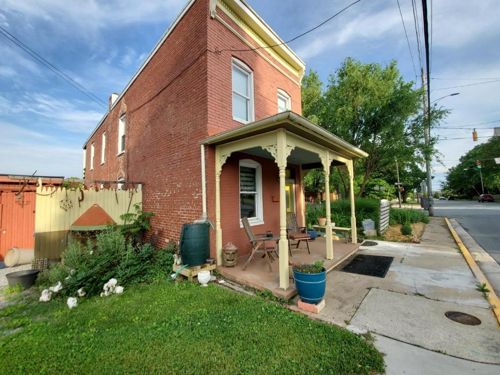 une maison en briques rouges avec un kiosque dans l'établissement Maryland Homeaway, Frederick MD Historic District Home, Off Street Parking, à Frederick