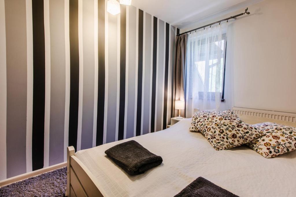 Posteľ alebo postele v izbe v ubytovaní Dwupiętrowy Apartament Grota 2