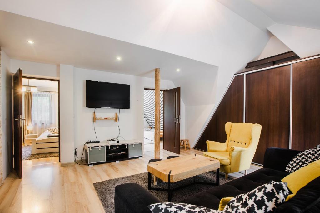 Televízia a/alebo spoločenská miestnosť v ubytovaní Dwupiętrowy Apartament Grota 2