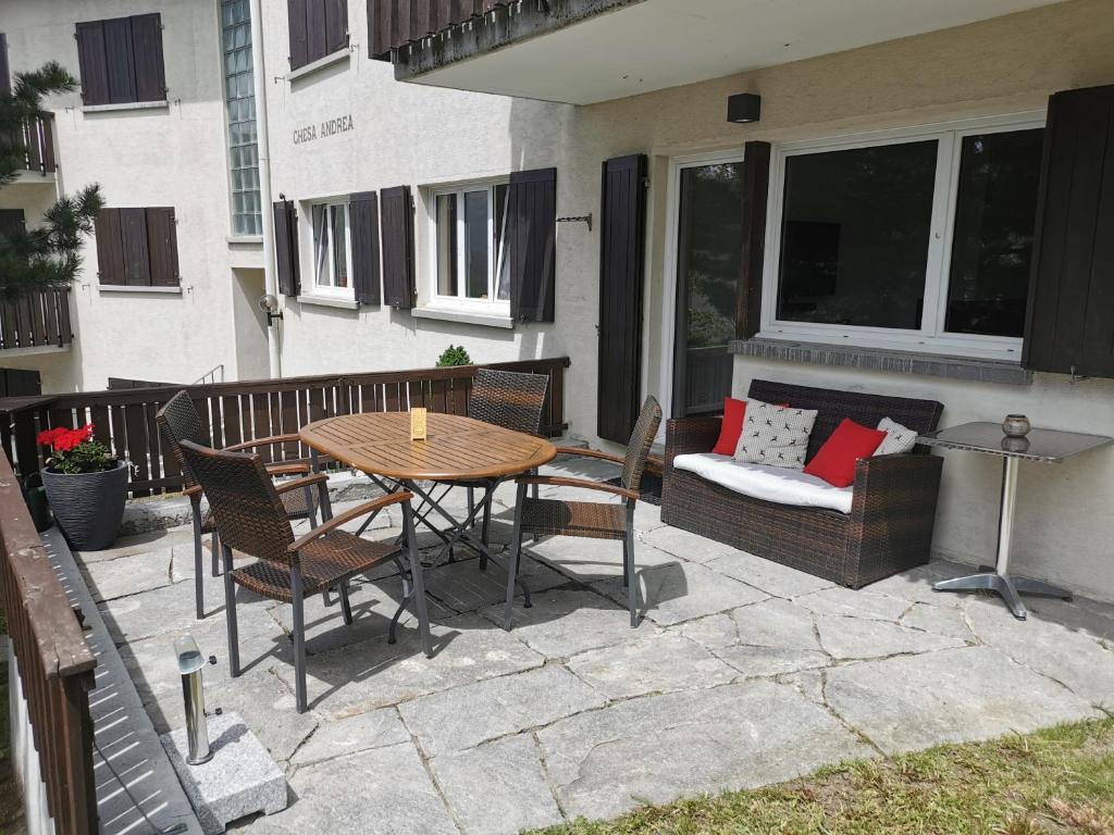 Balkón nebo terasa v ubytování Ferienwohnung Pontresina - Chesa Andrea - Gartensitzplatz