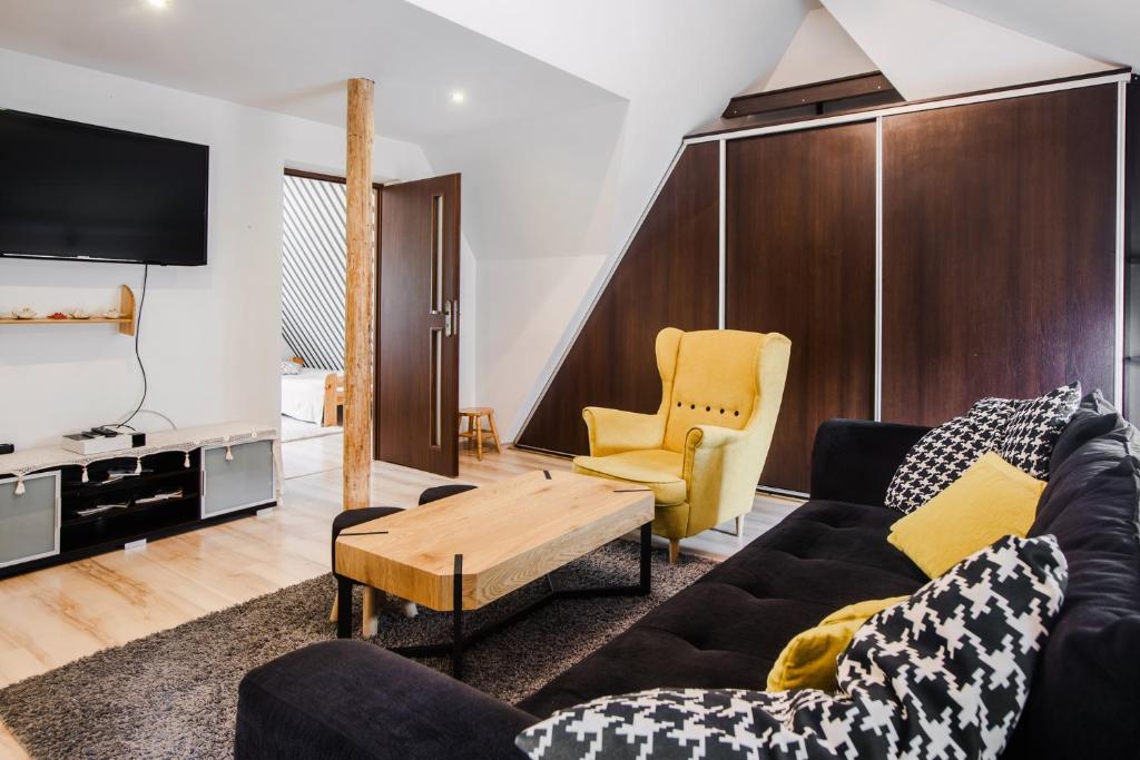 Televízia a/alebo spoločenská miestnosť v ubytovaní Dwupiętrowy Apartament Grota 2