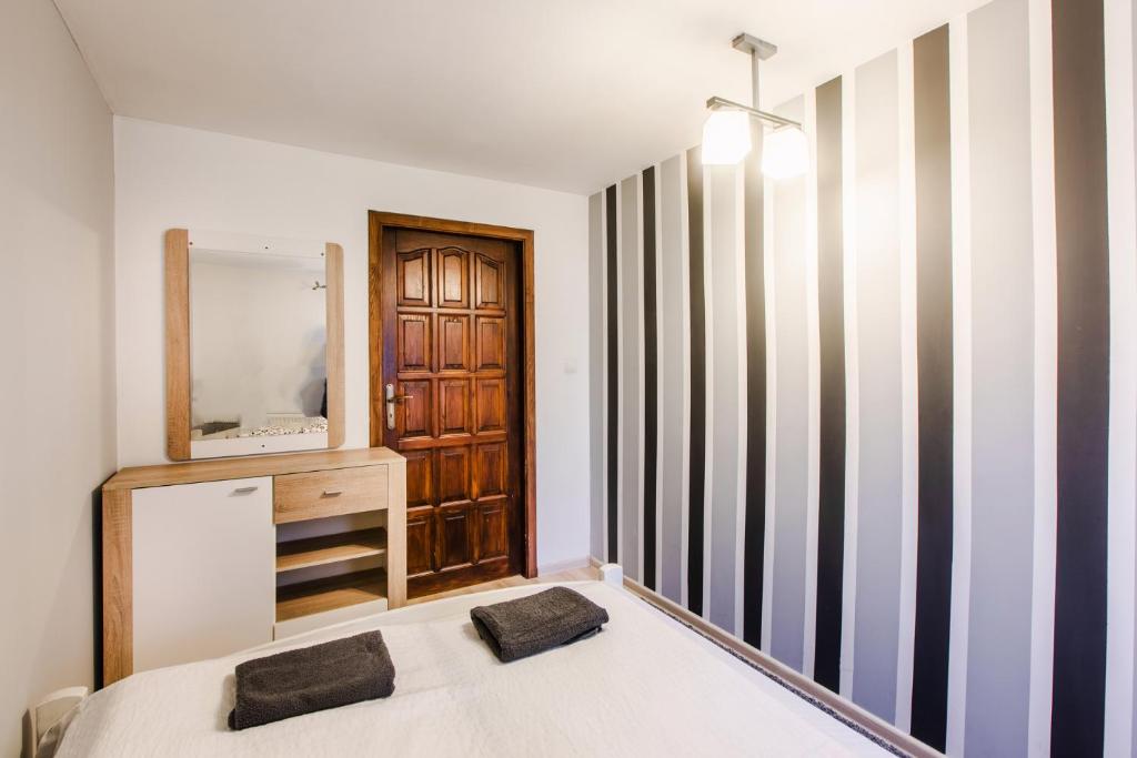 Posteľ alebo postele v izbe v ubytovaní Dwupiętrowy Apartament Grota 2