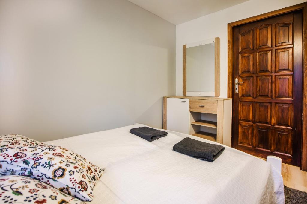 Posteľ alebo postele v izbe v ubytovaní Dwupiętrowy Apartament Grota 2