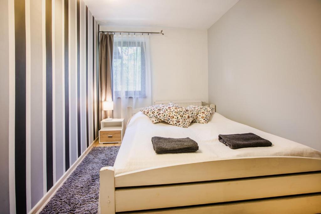 Posteľ alebo postele v izbe v ubytovaní Dwupiętrowy Apartament Grota 2