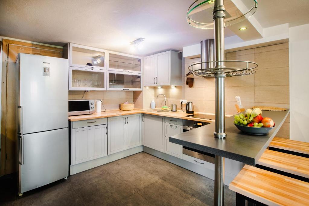 Kuchyňa alebo kuchynka v ubytovaní Dwupiętrowy Apartament Grota 2