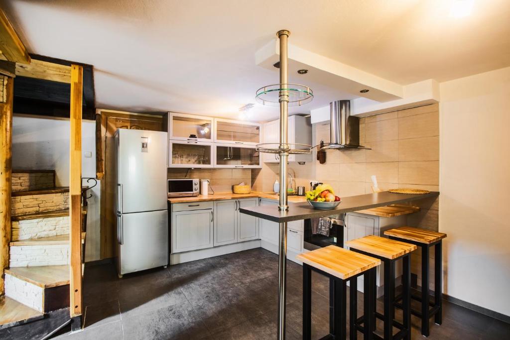 Kuchyňa alebo kuchynka v ubytovaní Dwupiętrowy Apartament Grota 2