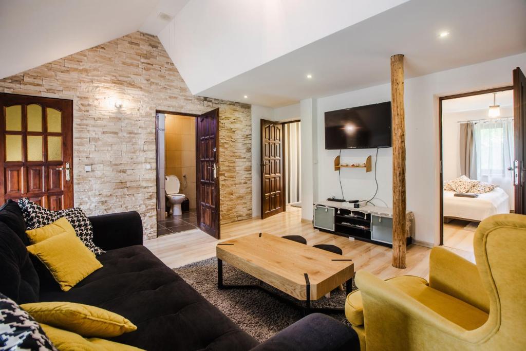 Televízia a/alebo spoločenská miestnosť v ubytovaní Dwupiętrowy Apartament Grota 2