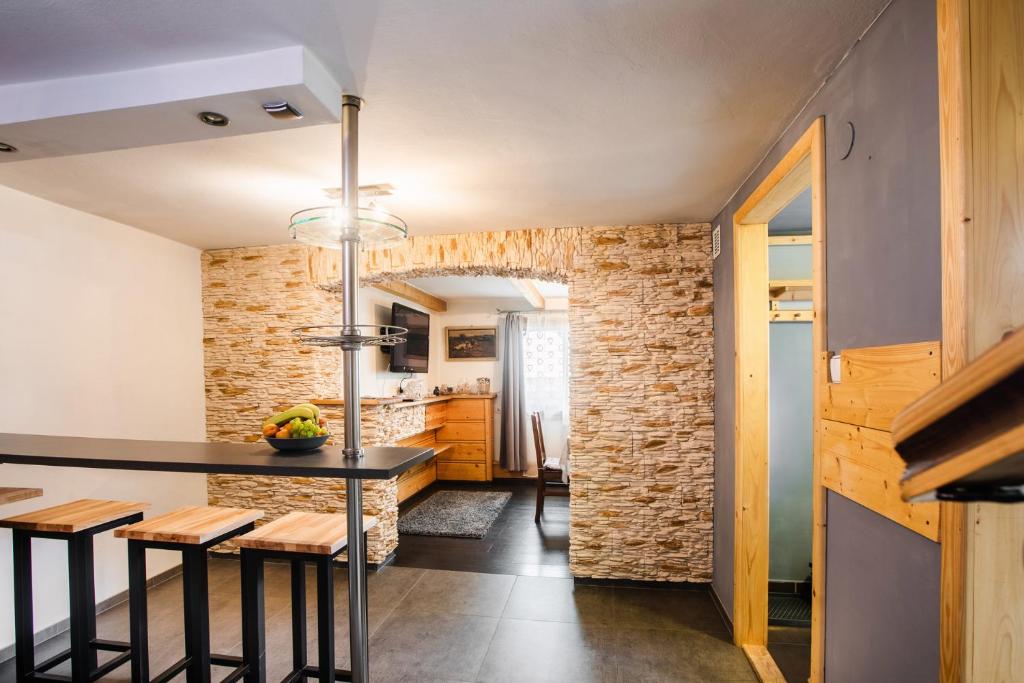 Kuchyňa alebo kuchynka v ubytovaní Dwupiętrowy Apartament Grota 2