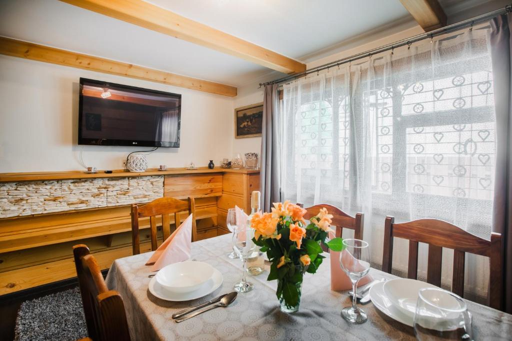 Televízia a/alebo spoločenská miestnosť v ubytovaní Dwupiętrowy Apartament Grota 2