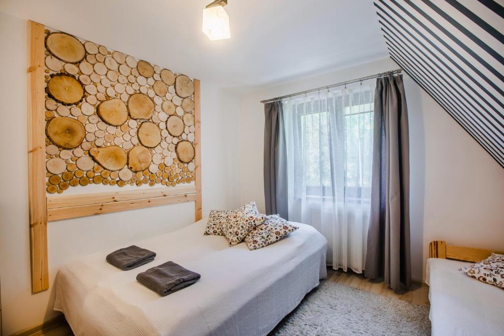 Posteľ alebo postele v izbe v ubytovaní Dwupiętrowy Apartament Grota 2