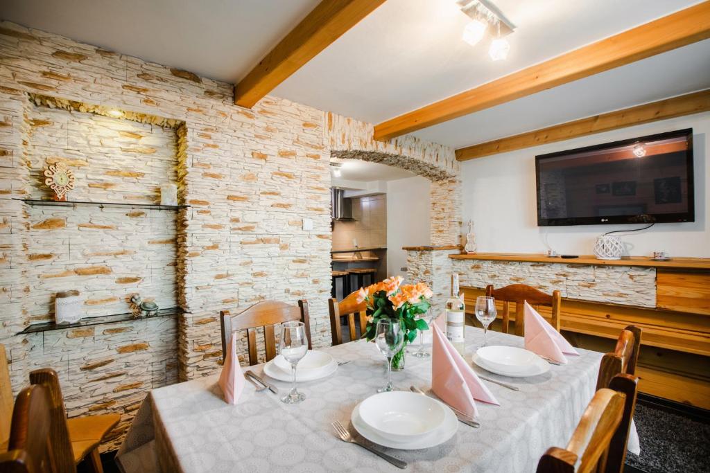 Televízia a/alebo spoločenská miestnosť v ubytovaní Dwupiętrowy Apartament Grota 2