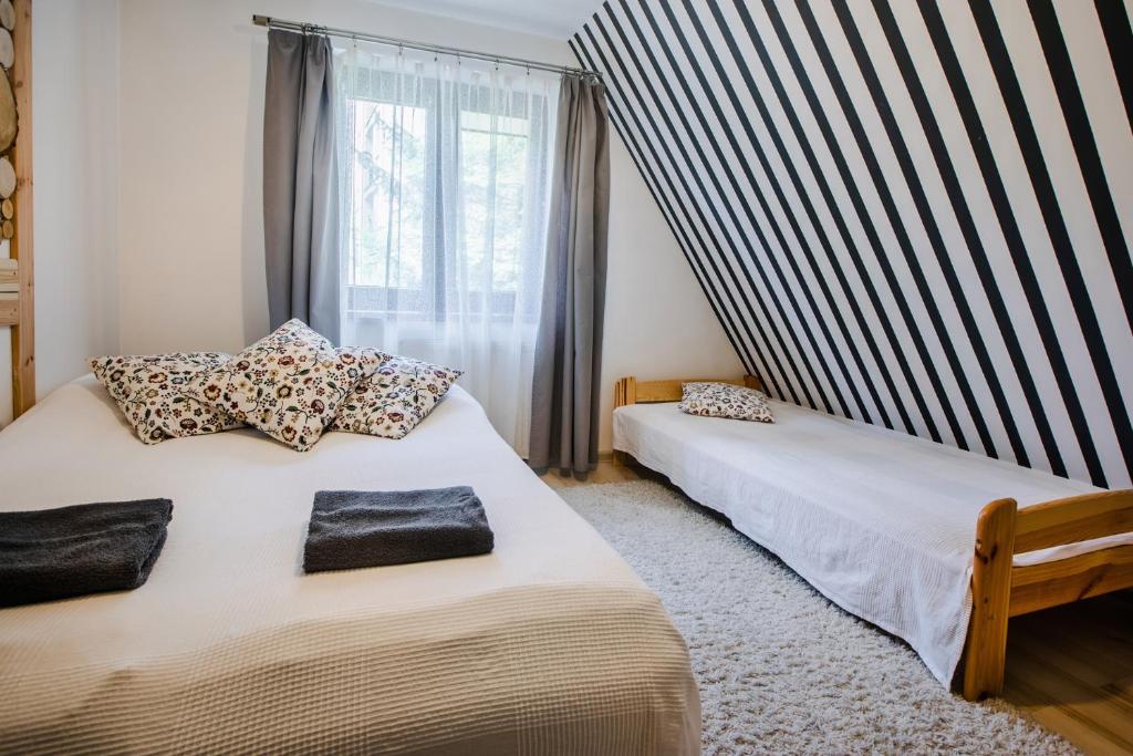Posteľ alebo postele v izbe v ubytovaní Dwupiętrowy Apartament Grota 2