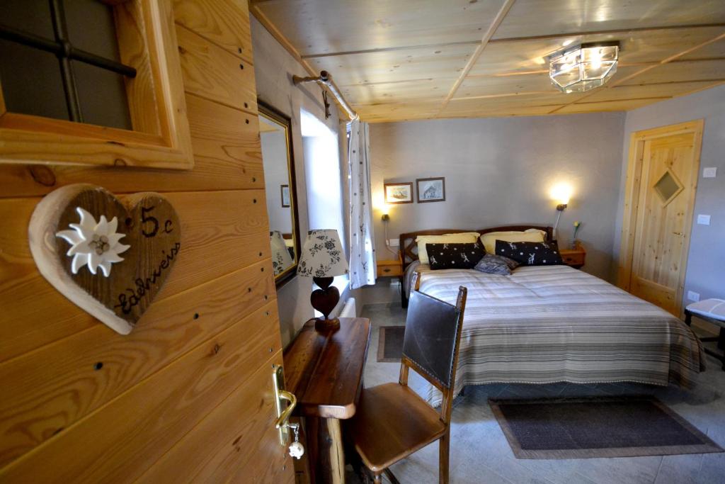 Krevet ili kreveti u jedinici u okviru objekta Maison Du-Noyer Chambres et Tables d'Hotes