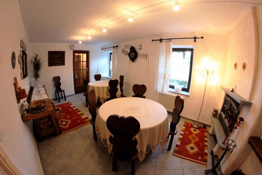 A seating area at Maison Du-Noyer Chambres et Tables d'Hotes