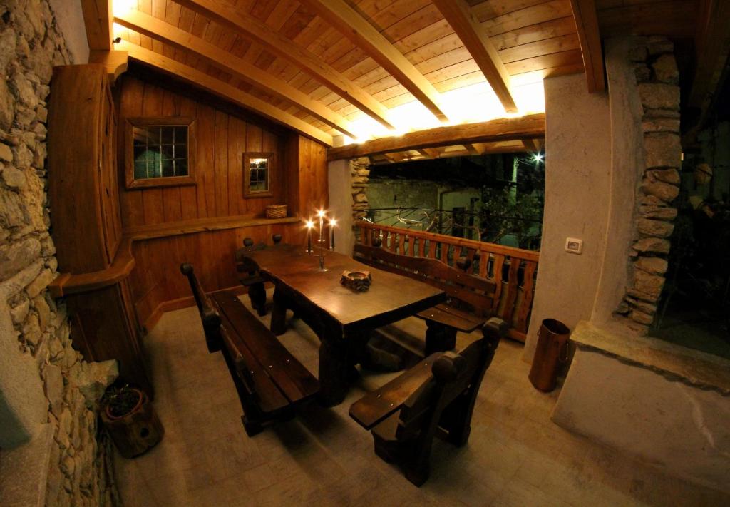 A seating area at Maison Du-Noyer Chambres et Tables d'Hotes