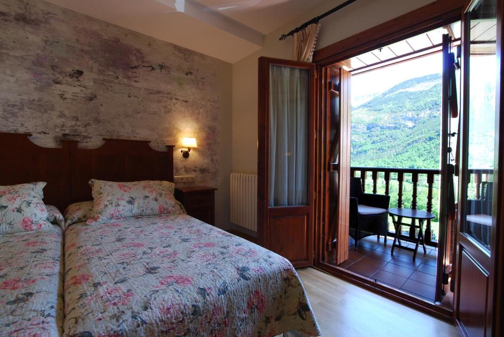 Postel nebo postele na pokoji v ubytování Hotel Bujaruelo