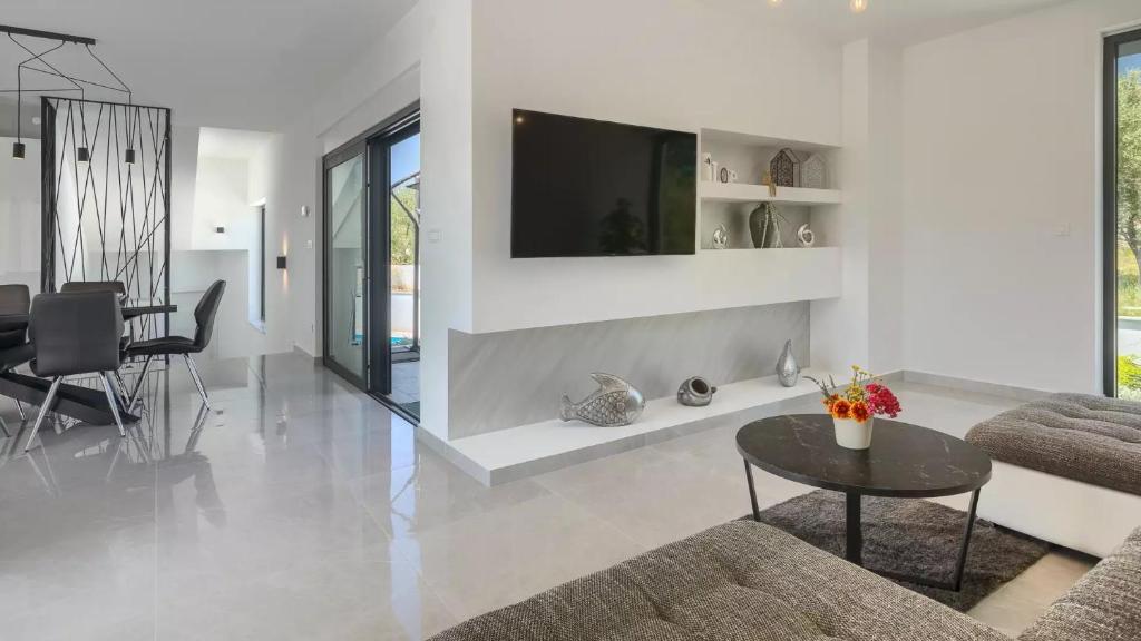 Telewizja i/lub zestaw kina domowego w obiekcie Luxury Villa Subventus