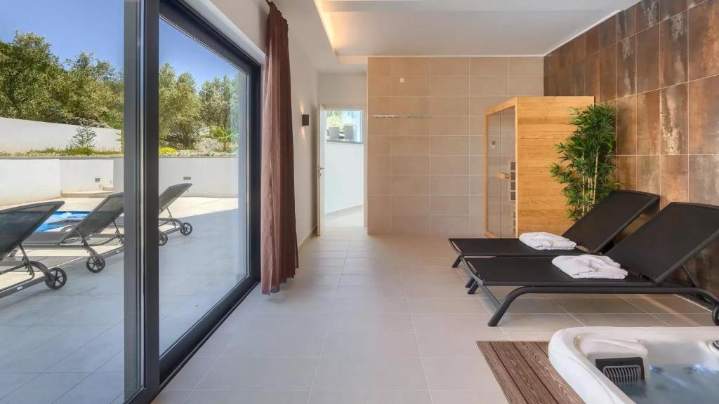 Patio lub wspólna przestrzeń na świeżym powietrzu w obiekcie Luxury Villa Subventus