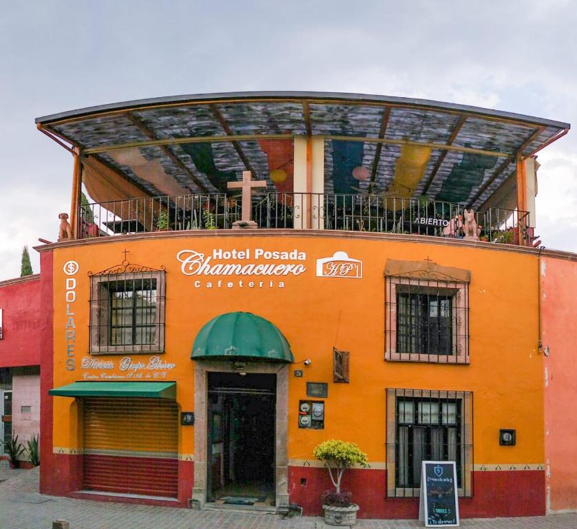 Comonfort的住宿－Hotel Posada Chamacuero，一座橙色的建筑,上面设有一个阳台