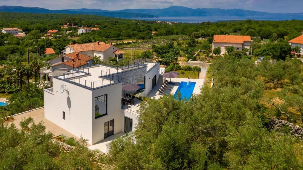widok z powietrza na biały dom z basenem w obiekcie Luxury Villa Subventus w Krku