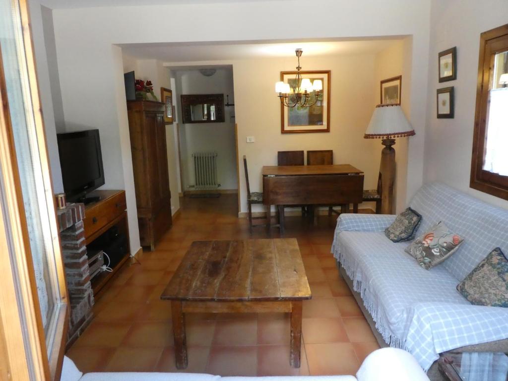 A television and/or entertainment centre at Casa con jardín frente ciudadela