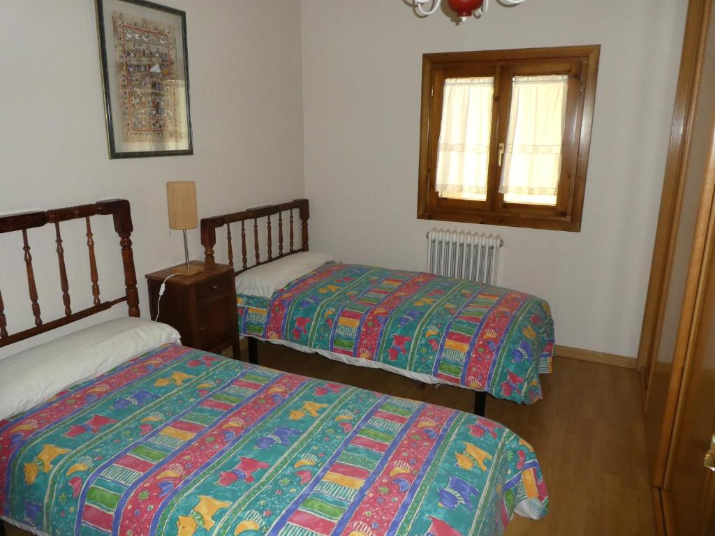 A bed or beds in a room at Casa con jardín frente ciudadela