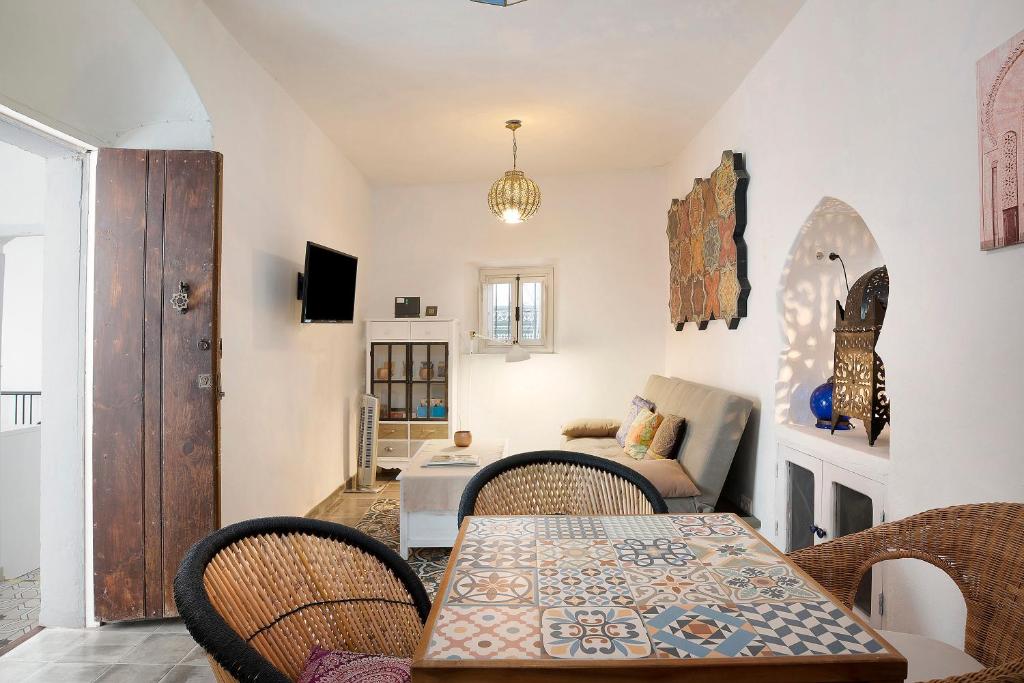 A television and/or entertainment centre at Precioso apartamento en Vejer con terraza