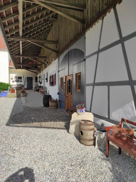 ein großes Gebäude mit einer Scheune mit einer Holztür in der Unterkunft Zum Scheunenhof - Bauernhaus in Ichenhausen