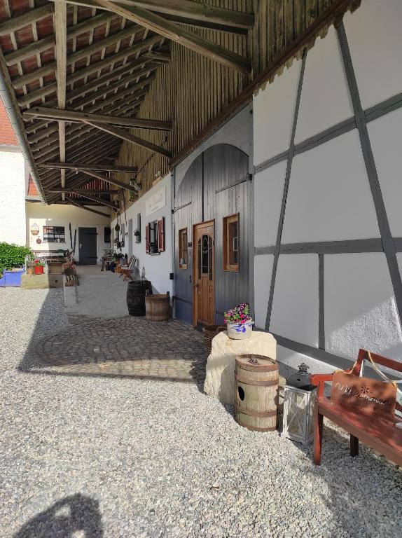 un gran edificio con un granero con una puerta de madera en Zum Scheunenhof - Bauernhaus, en Ichenhausen