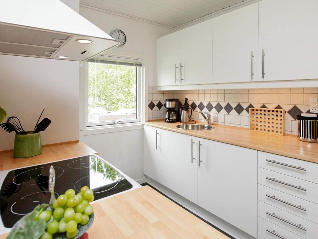 Kuchyň nebo kuchyňský kout v ubytování Holiday home Hals IX