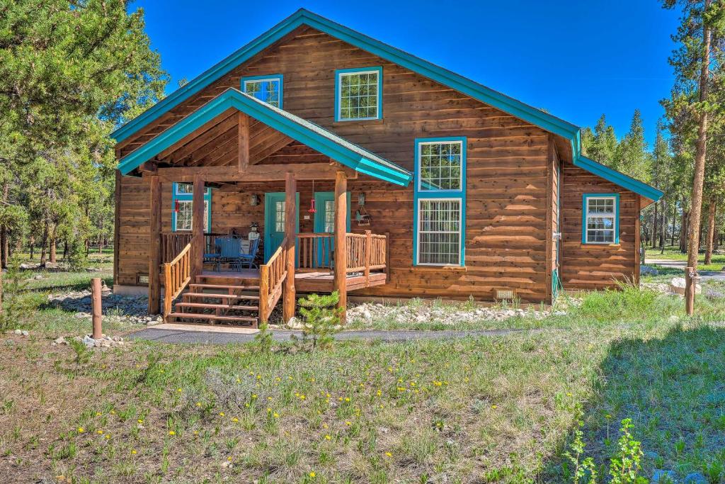 uma cabana de madeira com um alpendre e um deque em Peaceful Leadville Retreat with Covered Deck! em Leadville