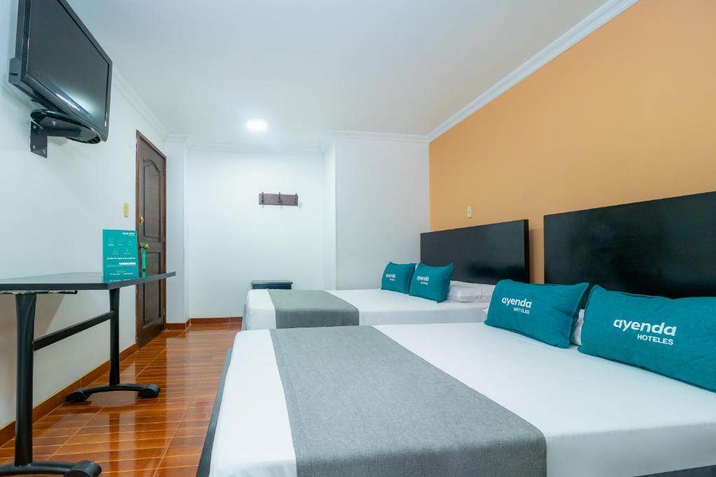 TV a/nebo společenská místnost v ubytování Hotel Ayenda Normandy