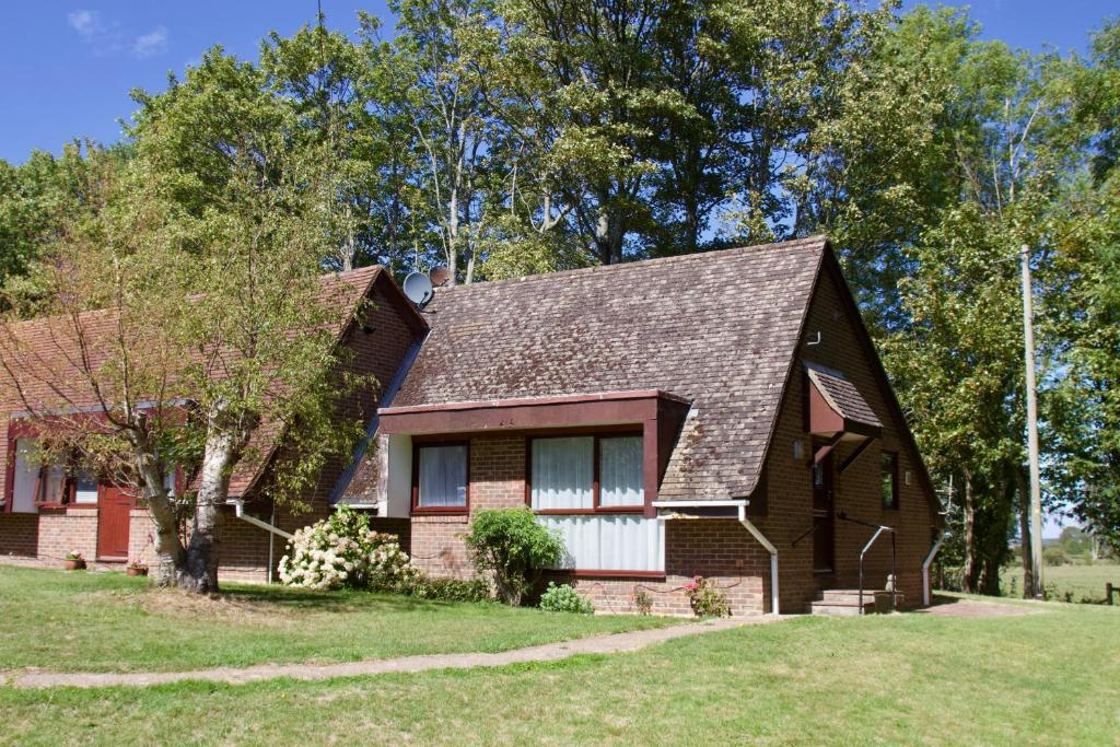 una casa de ladrillo con techo de gambrel en Glyndley Manor Cottages en Polegate