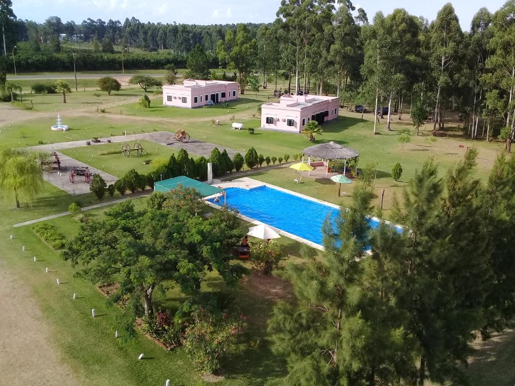 una vista aérea de un complejo con piscina en Las Achiras, Casas de Campo en Federación