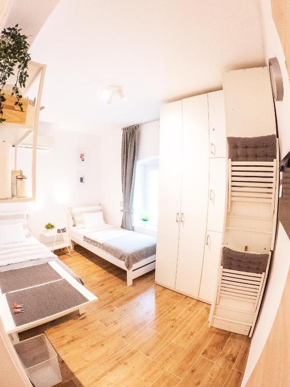 Pokój z 2 łóżkami i łóżkiem piętrowym w obiekcie Charming Pinna Studio w Hvarze