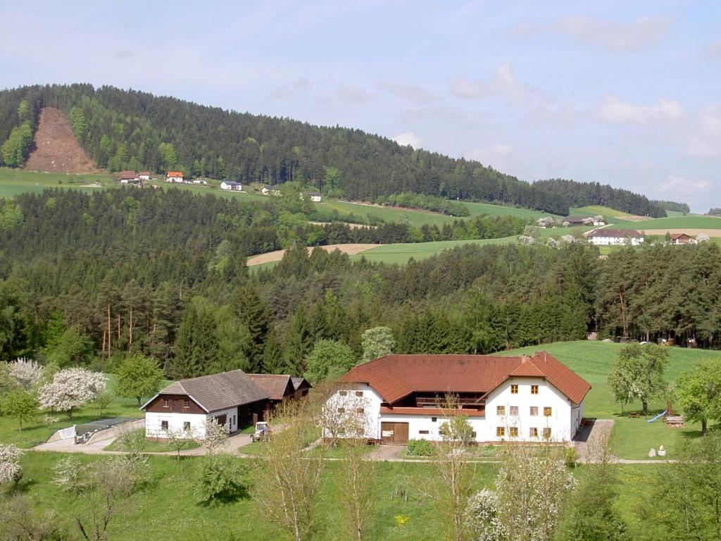 une vue aérienne sur une maison dans un champ dans l'établissement Urlaub am Bauernhof Wenigeder - Familie Klopf, à Gutau