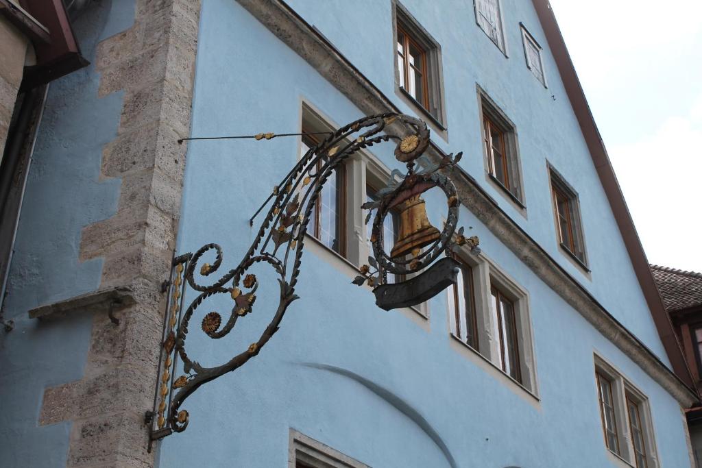 eine Straßenbeleuchtung an der Seite eines Gebäudes in der Unterkunft Glocke Weingut und Hotel in Rothenburg ob der Tauber