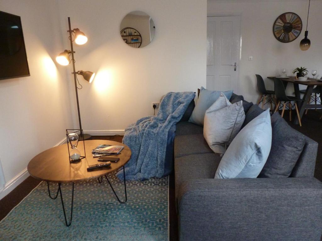 Posezení v ubytování Sun Gardens Luxe 2 Bed 2 Bath Apartment