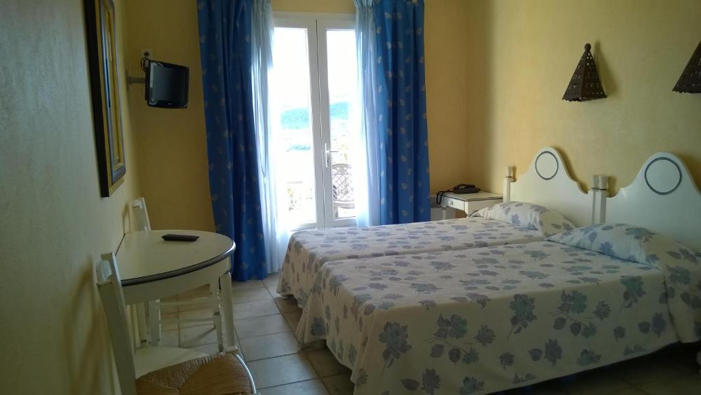 Postel nebo postele na pokoji v ubytování Hotel Les Cavalets