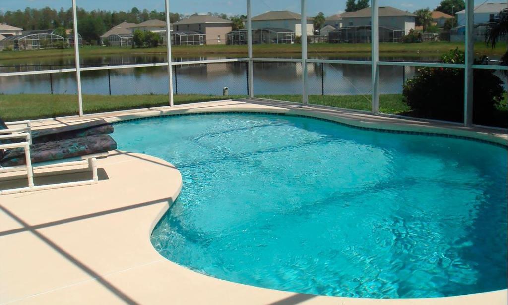 Bazén v ubytování Classic 4 Bdrm Villa with Water Views at Willowbrook nebo v jeho okolí