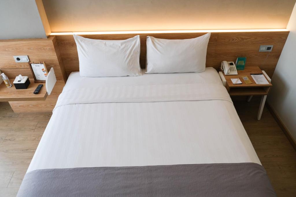 Postel nebo postele na pokoji v ubytování Allstay Hotel Semarang Simpang Lima