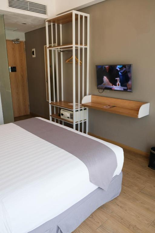 TV a/nebo společenská místnost v ubytování Allstay Hotel Semarang Simpang Lima