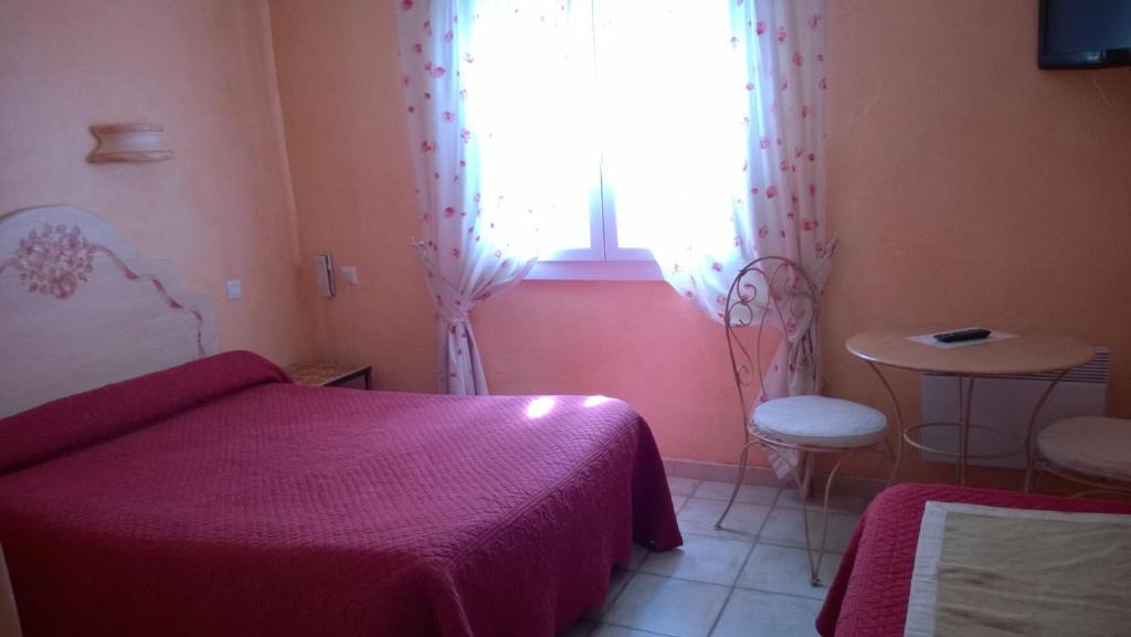 Postel nebo postele na pokoji v ubytování Hotel Les Cavalets