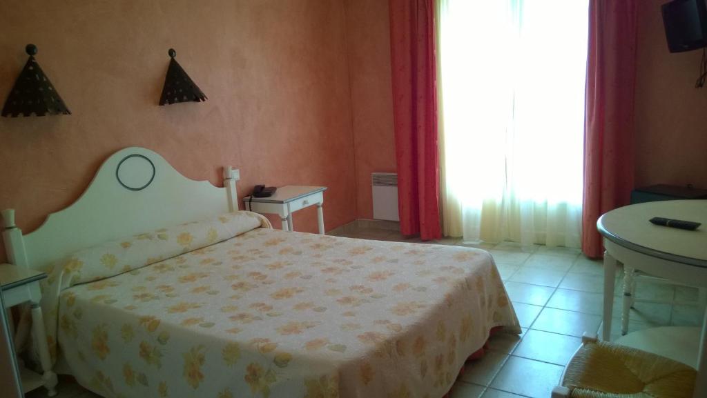 Postel nebo postele na pokoji v ubytování Hotel Les Cavalets