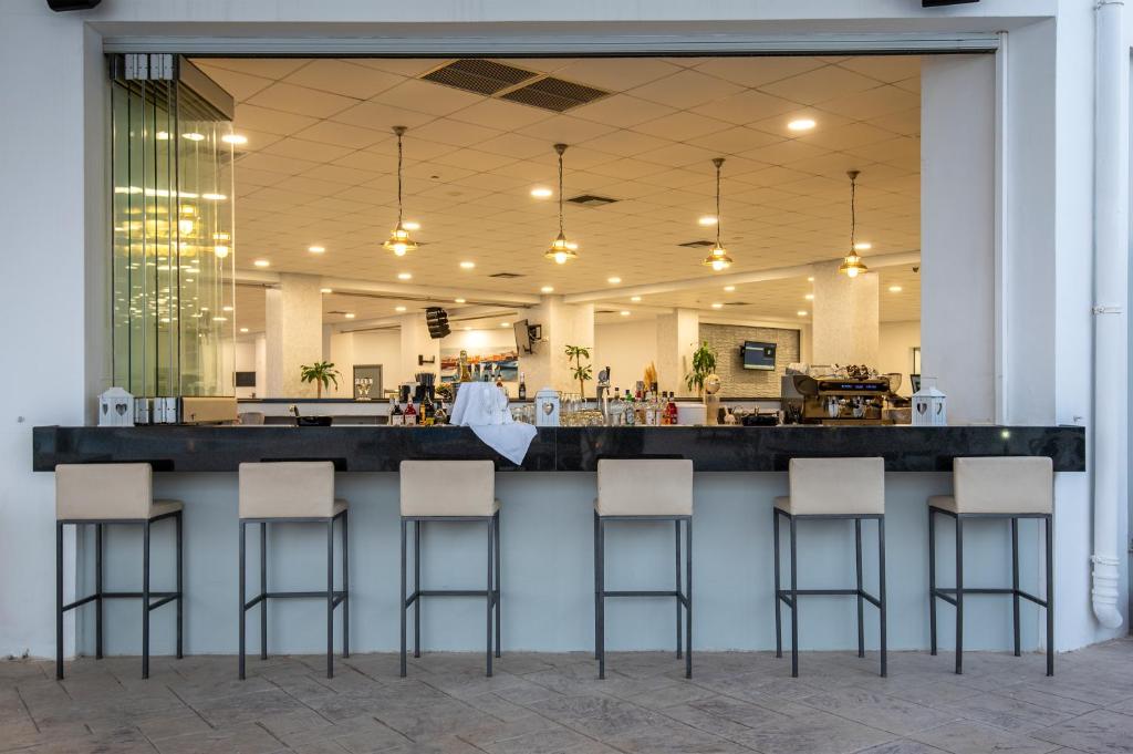Restauracja lub miejsce do jedzenia w obiekcie Royal Bay Suites