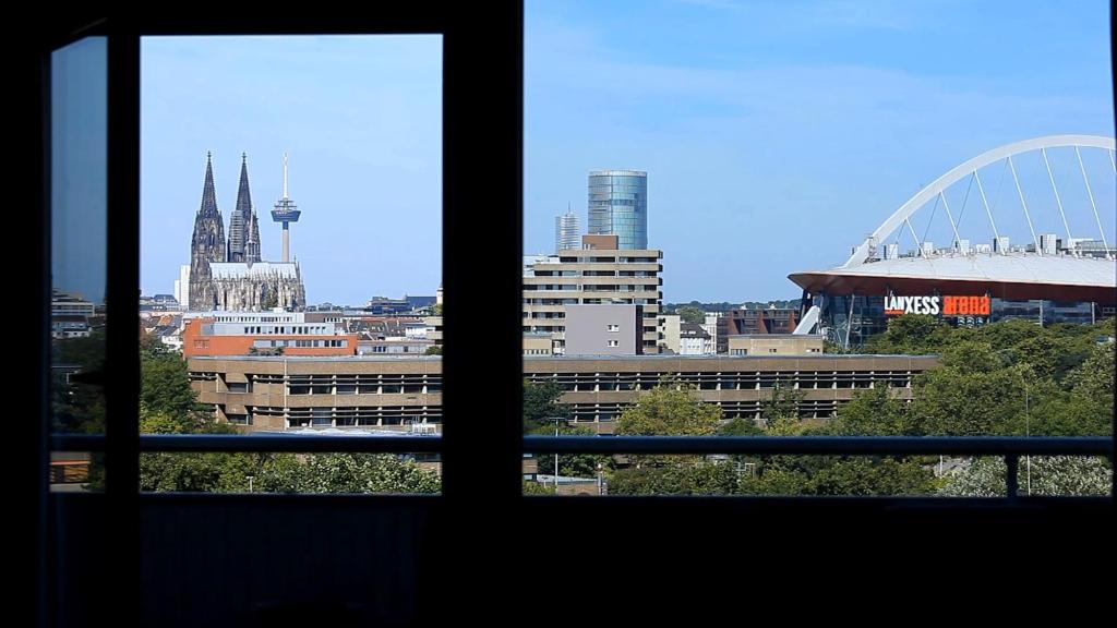 2 vistas a la ciudad desde una ventana en Budget Apartments Deutz, en Colonia