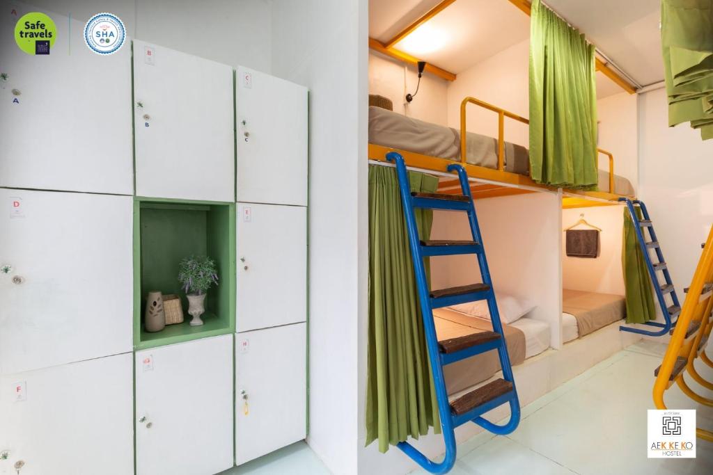 Palanda nebo palandy na pokoji v ubytování Aekkeko hostel