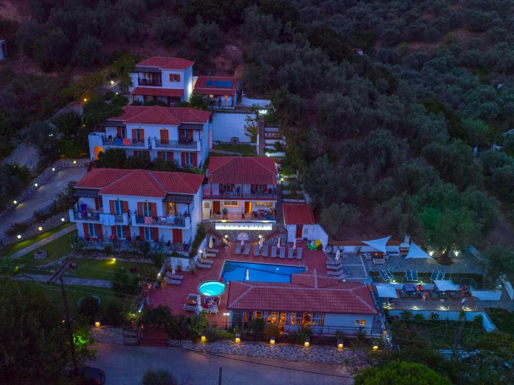una vista aérea de una mansión por la noche en SKIATHOS-FILOKALIA, en Achladies