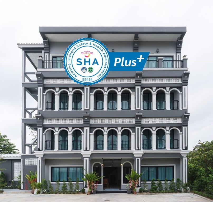 um edifício com um shka mais sinal nele em The Besavana Phuket - SHA Extra Plus em Phuket