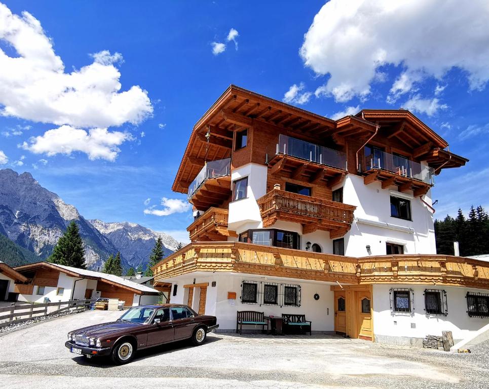 un coche aparcado frente a un edificio en Schickster Sky Lodge, en Leutasch